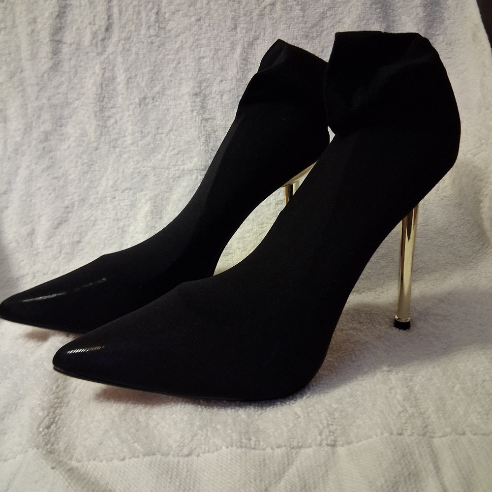 Source Unknown Black and Gold Heels